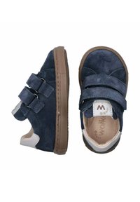 Scarpe in suede blu navy con suole in gomma marroni, doppie cinghie in Velcro, dettagli bianchi, design a punta arrotondata e tomaia strutturata.