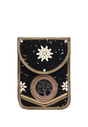 Bolsa negra con cuentas, ribete dorado, diseños de flores blancas y un emblema circular de árbol en el centro sobre un fondo blanco.