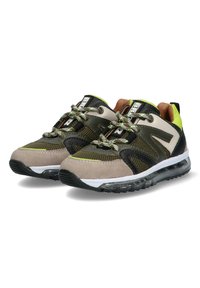 Grüne und beige Sportschuhe mit Obermaterial aus Mesh und Wildleder. Merkmale sind schwarze Akzente, reflektierende Schnürsenkel und eine transparente Luftpolstersohle.