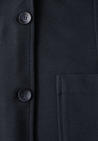 Námořnický cardigan na knoflíky s texturovanou pleteninou, který má náprsní kapsu, dva knoflíkové zapínání a hladké kulaté černé knoflíky.