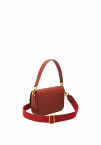 Sac à main rectangulaire rouge avec un motif en diamant, quincaillerie dorée et une bandoulière rouge détachable. Il comprend une poignée supérieure pour un transport polyvalent.