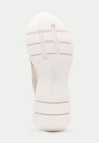 Suela de zapatilla de goma blanca con una superficie texturizada, que presenta un acento gris en el costado y detalles de marca y tamaño en relieve.