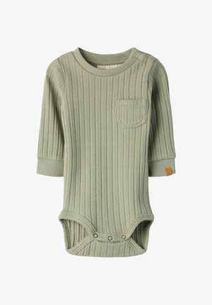 Zielone prążkowane body z długim rękawem, z kieszenią z przodu, zapięciem na zatrzaski na dole oraz beżową etykietą ozdobną po boku. Miękka faktura materiału.