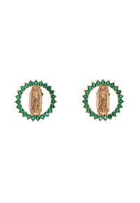 Náušnice v zlatém tónu s oválným medailonem náboženské postavy obklopeným zelenými drahokamovými akcenty v kruhovém uspořádání.