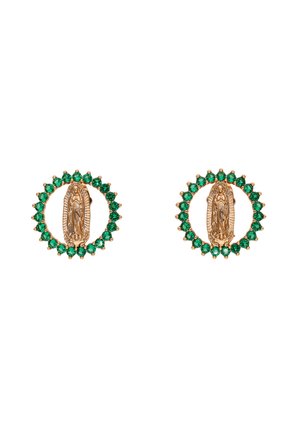 Náušnice v zlatém tónu s oválným medailonem náboženské postavy obklopeným zelenými drahokamovými akcenty v kruhovém uspořádání.