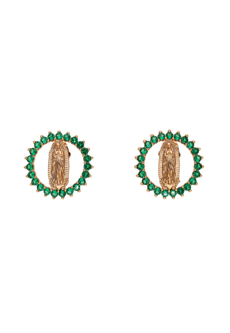 Náušnice v zlatém tónu s oválným medailonem náboženské postavy obklopeným zelenými drahokamovými akcenty v kruhovém uspořádání.