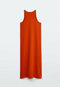 Robe longue sans manches en tissu orange vif. Couleur simple, coupe droite avec un col rond. Texture lisse et sans motifs visibles.