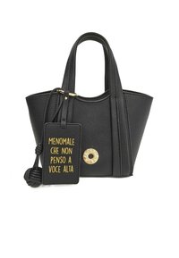 Borsa a mano in pelle nera con superficie testurizzata, rifiniture in oro e una targhetta removibile con testo stampato. Doppie maniglie e design strutturato.