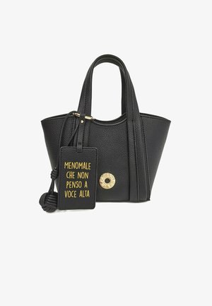 Borsa a mano in pelle nera con superficie testurizzata, rifiniture in oro e una targhetta removibile con testo stampato. Doppie maniglie e design strutturato.