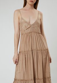 INFLUENCER Maxikleid - camel
