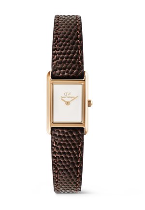 Rektangulært armbåndsur i guldfarve med hvid urskive, minimalistiske visere og tekstureret mørkebrunt læderrem med syninger.