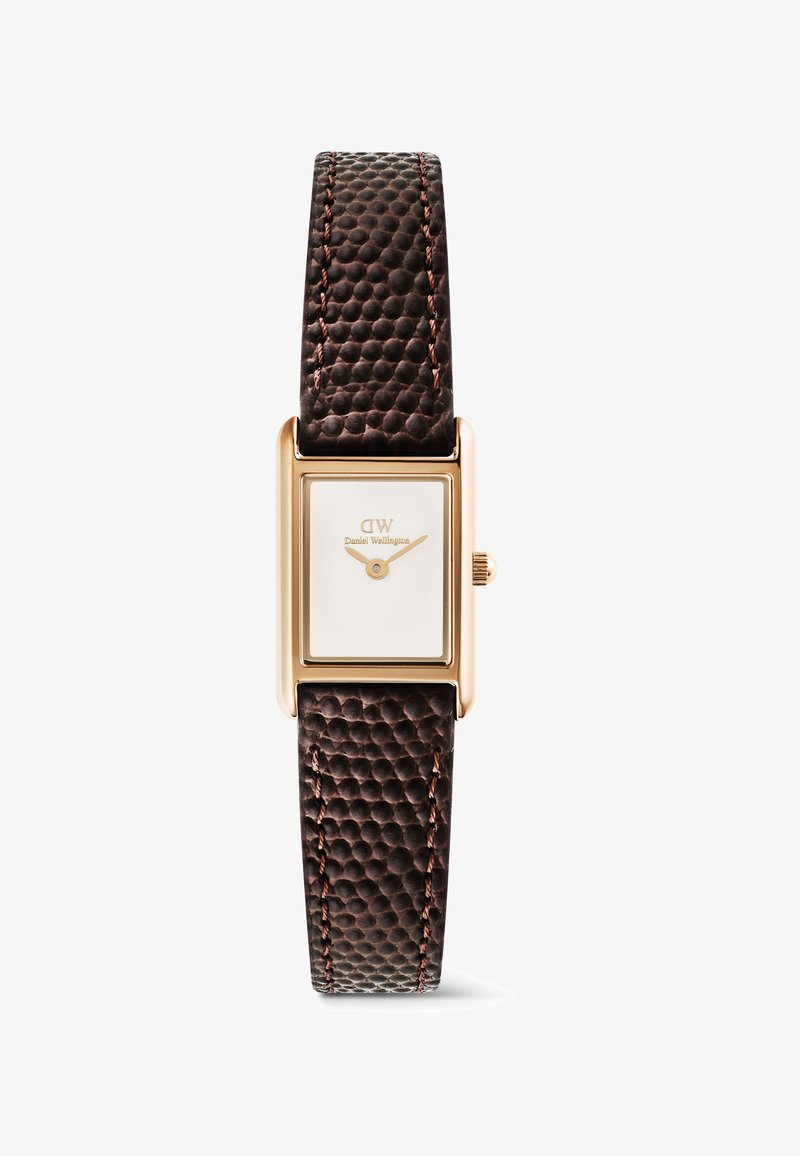 Reloj de pulsera rectangular en tono dorado con esfera blanca, manecillas minimalistas y correa de cuero marrón oscuro texturizada con costuras.