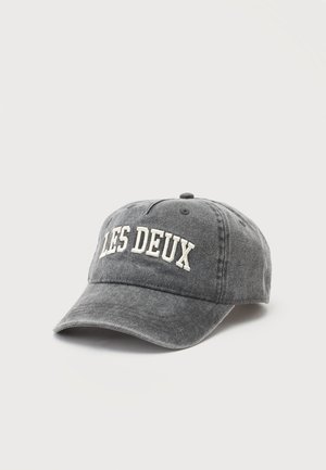 Graue Denim-Baseballkappe mit gebogenem Schirm und weiß besticktem Text "LES DEUX" auf der Vorderseite vor einfarbigem Hintergrund.