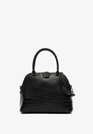 Zwarte handbagage met krokodilstructuur in een ronde vorm, dubbele handvatten aan de bovenkant en een afneembare schouderband met gouden accenten.