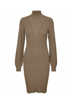 Kavni dolžine pletena obleka v svetlo rjavi barvi, ki ima visok ovratnik in dolge rokave s zoženimi manšetami, zaključena z valovitim robom.