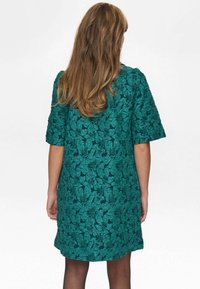 Rochie cu model floral în nuanțe de teal, cu mâneci scurte, material texturat și croială lejeră. Linie de jos care se termină deasupra genunchiului. Detalii vizibile la spate.
