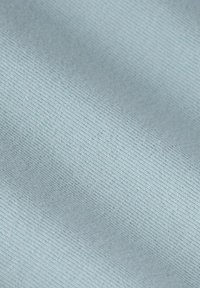 Lichtblauwe stof met een fijne ribbelstructuur, die een glad oppervlak en subtiele glans toont. Ideaal voor kleding of stoffering.