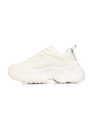 Witte sneaker met een dikke zool, gemaakt van een mix van gladde en gestructureerde materialen, voorzien van veters aan de voorkant en subtiele metalen accenten.