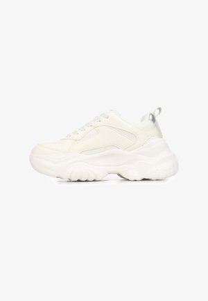 Baskets blanches à semelle épaisse, fabriquées à partir d'un mélange de matériaux lisses et texturés, avec un laçage à l'avant et des accents métalliques subtils.