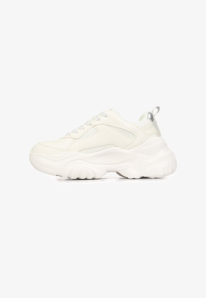 Baskets blanches à semelle épaisse, fabriquées à partir d'un mélange de matériaux lisses et texturés, avec un laçage à l'avant et des accents métalliques subtils.