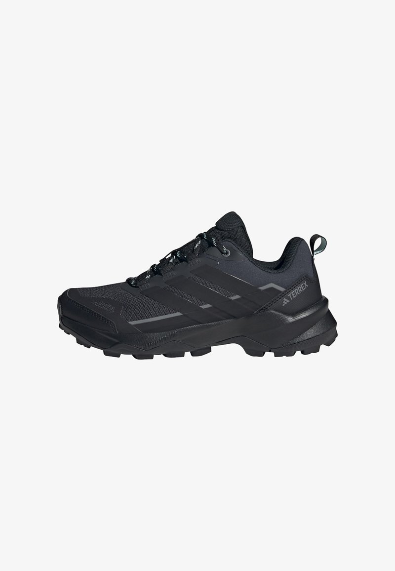Scarpa da trekking nera con parte superiore in rete e materiali sintetici, suola robusta, strato di ammortizzazione e lacci neri. Presenta un grande logo del marchio sul lato.