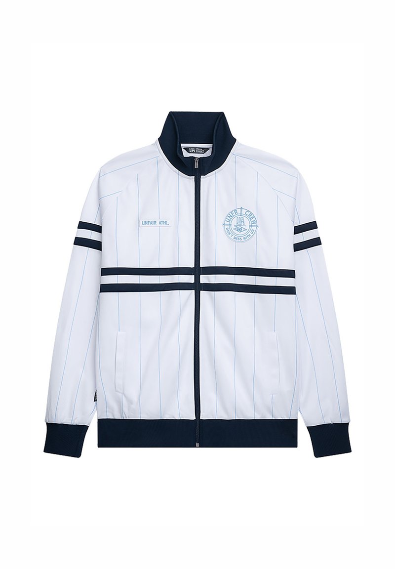 Weißes Sportjackett mit marineblauen Akzenten, horizontalen Streifen und einem Reißverschluss vorne. Hat ein Logo und seitliche Taschen. Aus glattem Stoff gefertigt.