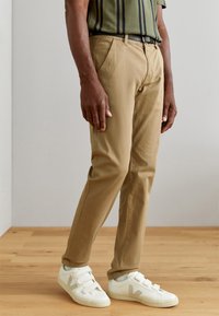 Lindbergh - CLASSIC BELT - Pantaloni chino - deep sand Imagine miniatură 1