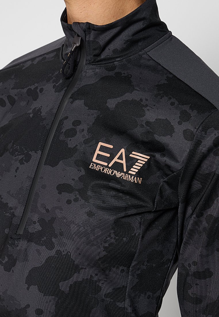 Černý sportovní svetr s vysokým límcem, strukturovaná látka, jemný vzor skvrn a logo EA7 Emporio Armani v růžovém zlatě.