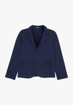 Blazer azul marino de corte recto con solapas de muesca, dos bolsillos parche delanteros y dos botones, colocado sobre un fondo blanco.