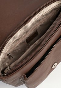 Borsa a tracolla in pelle marrone con esterno texturizzato, dotata di un compartimento con cerniera e molteplici tasche interne, foderate in tessuto taupe.