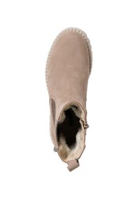 Beige enkellaars met een gladde suède textuur, een witte rubberen zool, zij-elastische panelen en een zachte bontvoering die zichtbaar is vanaf de opening.