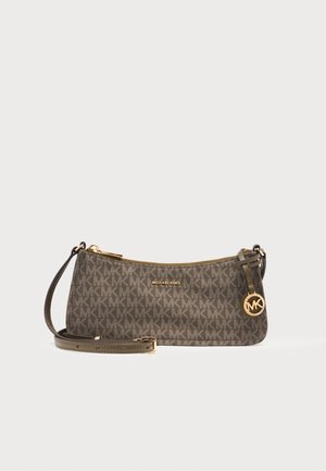 Sac à bandoulière compact marron Michael Kors avec motif MK répété, plaque logo dorée, fermeture éclair et bandoulière réglable sur fond blanc.