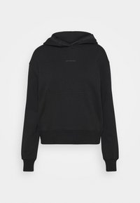 Sudadera negra con capucha hecha de una tela suave. Presenta un bolsillo frontal y una marca discreta a lo largo de la capucha. Puños y dobladillo acanalados.
