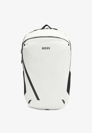 Witte en zwarte BOSS-rugzak met voorvak met rits en diagonale zwarte streep, ontworpen voor casual of professioneel gebruik.