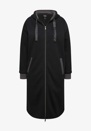 Dlouhá černá mikina s kapucí vyrobená z měkké látky, s uzavíráním na zip, šedými akcenty a kapsami na přední straně. Kapuce se stahovacími šňůrkami.