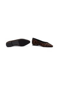 Bailarinas de estampado de leopardo con puntera afilada y un bajo tacón cuadrado, hechas de un tejido suave con una superficie texturizada y una suela de goma negra.