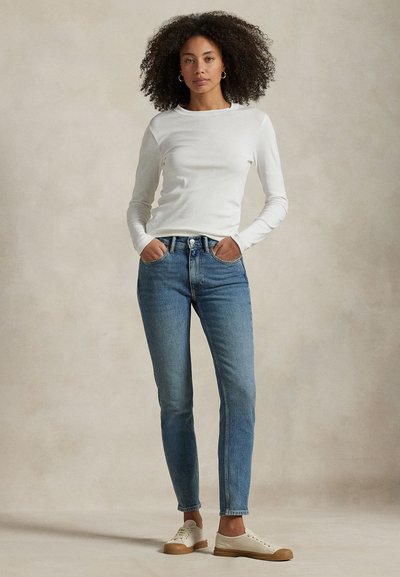 Polo Ralph Lauren MID RISE SUPER SLIM JEAN - Testhezálló fazon - antares wash