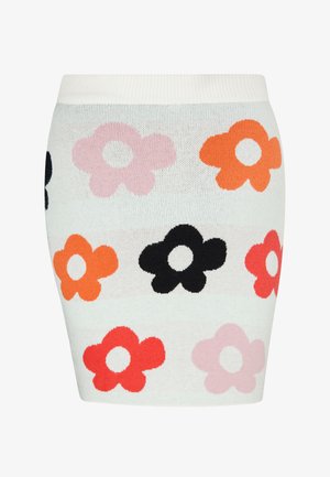 Gebreide rok met een witte basis en grote kleurrijke bloemen in oranje, roze, zwart en rood gerangschikt in rijen.