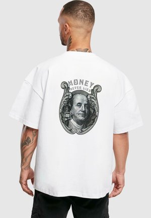 Overmaat wit t-shirt met een grafische print van Benjamin Franklin en de tekst "GELD LIEGT NOOIT" op de achterkant. Casual katoenen stof.