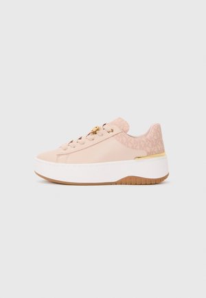 Baskets compensées pour femmes de couleur rose clair avec fermeture à lacets sur le devant, talon texturé, semelle blanche et détail doré sur le talon et les œillets des lacets.