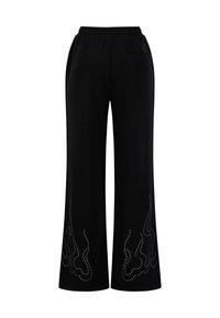 Zwarte wijde broek met een elastische tailleband, voorzien van een gestructureerd design en subtiele witte versieringen langs de randen.