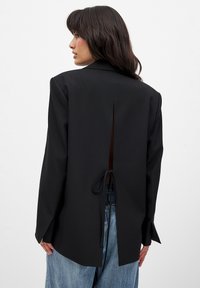 NA-KD WITH OPEN BACK - Kort kappa / rock - black