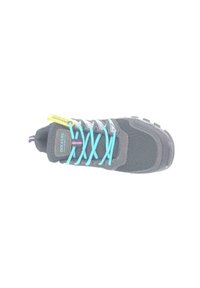 Grauer Sportschuh mit Mesh-Obermaterial, türkisfarbenen Schnürsenkeln und Gummisohle. Verfügt über kontrastierende weiße und lila Designelemente.