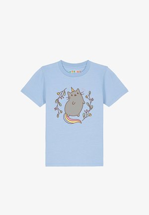 Hellblaues Kinder-T-Shirt mit einer grauen Katze, die ein Einhornhorn und einen Regenbogenschwanz trägt, umgeben von einfachen Blumenranken.
