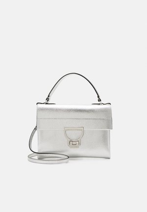 Borsa a mano in pelle argentata con finitura testurizzata, chiusura a patta e accessori metallici argentati. Presenta una maniglia superiore e una tracolla removibile.