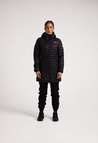 Cappotto imbottito nero con cappuccio, caratterizzato da trapuntatura orizzontale, zip anteriore, due tasche laterali e un piccolo logo rosso sul petto.
