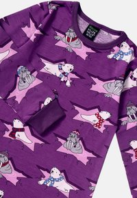 Maglietta a maniche lunghe viola con un motivo di trichechi e orsi polari che indossano sciarpe e cappelli colorati, realizzata in un tessuto soffice e leggero.