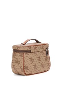 Borsa cosmetica beige con motivo logo marrone, forma rettangolare, dettagli in pelle marrone, manico superiore e chiusura con zip. Superficie in tessuto testurizzato.
