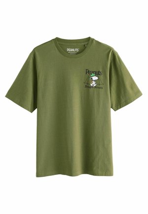 Olivgrünes Baumwoll-T-Shirt mit kurzen Ärmeln, das ein gesticktes Snoopy-Design und den Text "Peanuts Beagle Scouts" auf der Brust zeigt.