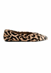 Ballerina con stampa leopardata realizzata in un materiale morbido e testurizzato, con punta rotonda e suola bassa in gomma nera. Presenta un design snello ed elegante.